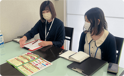 訪問看護のサービス内容や利用の仕方、料金などの説明を行います。また、ご利用者様が抱えている問題や困ったことなどのヒヤリングを行います。