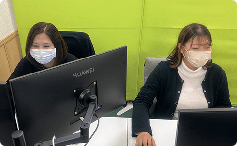 利用者様の訪問予定の入力作業や、利用者様情報の確認や打ち込み作業を行います。不明瞭な内容があれば、現場スタッフへ連絡をとり、確認をしていきます。