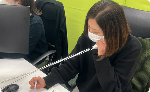 電話応対や備品の在庫管理を行っていきます。また、請求時期は請求に関係する利用者様情報の確認や入力を行っていきます。