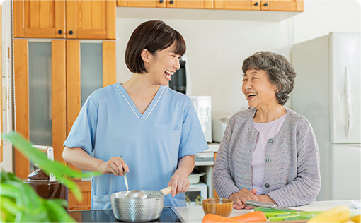 一緒に食事を作ることや、部屋の片づけ、洗濯等を行います。